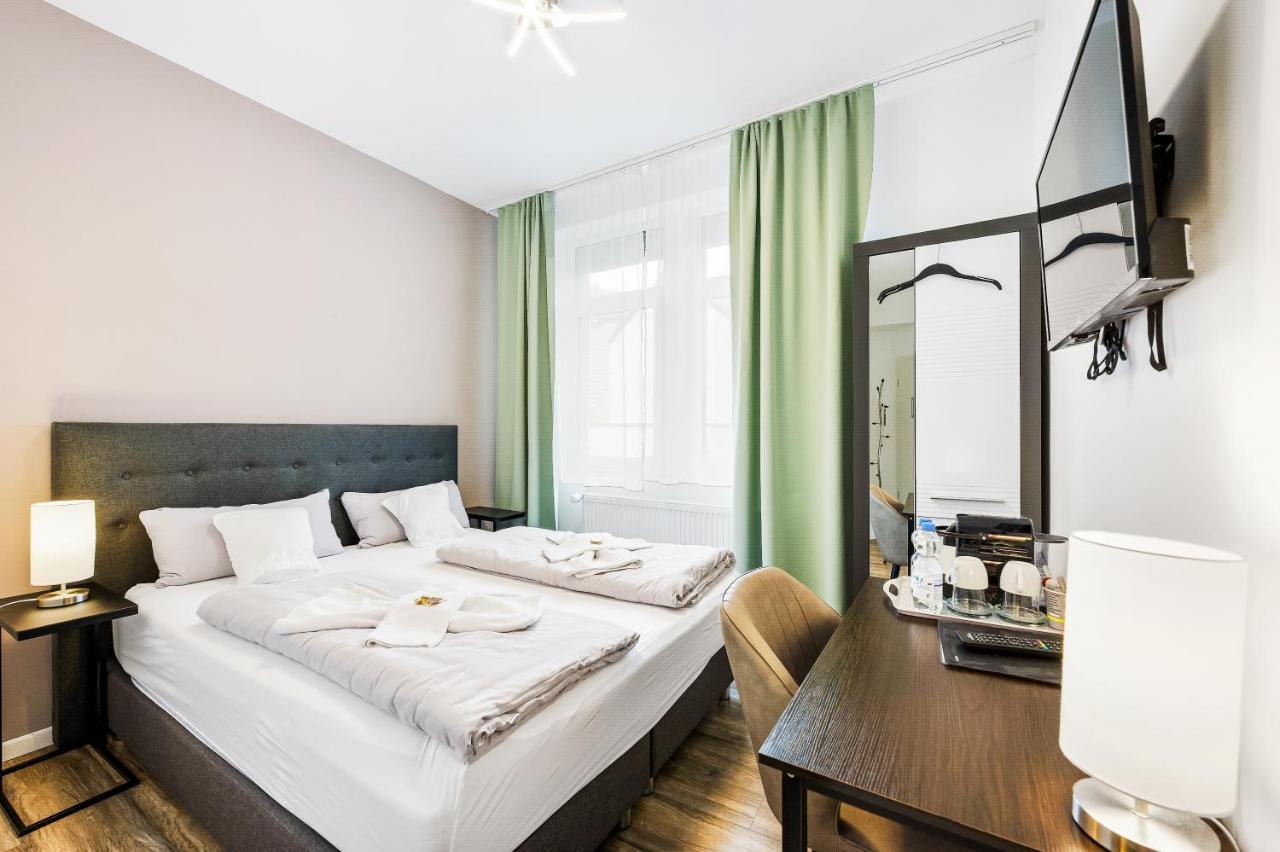 Hotel Phoenix Berghausen  Екстериор снимка