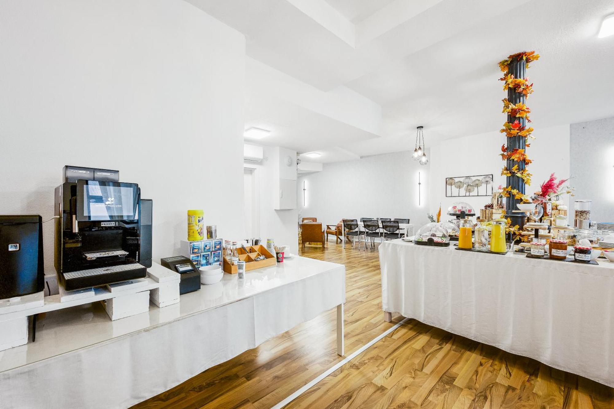 Hotel Phoenix Berghausen  Екстериор снимка