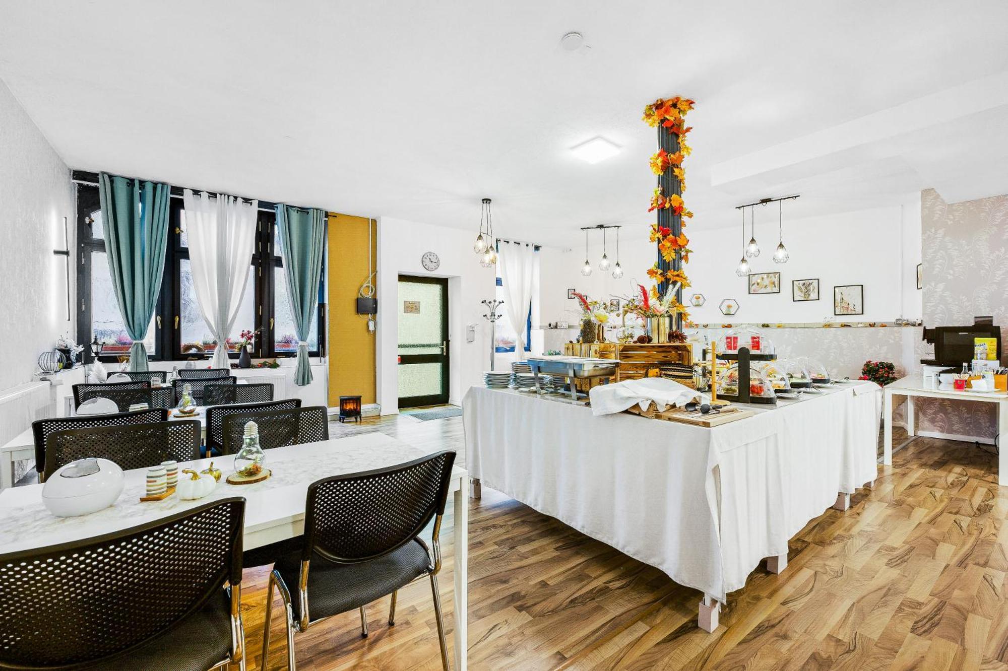 Hotel Phoenix Berghausen  Екстериор снимка