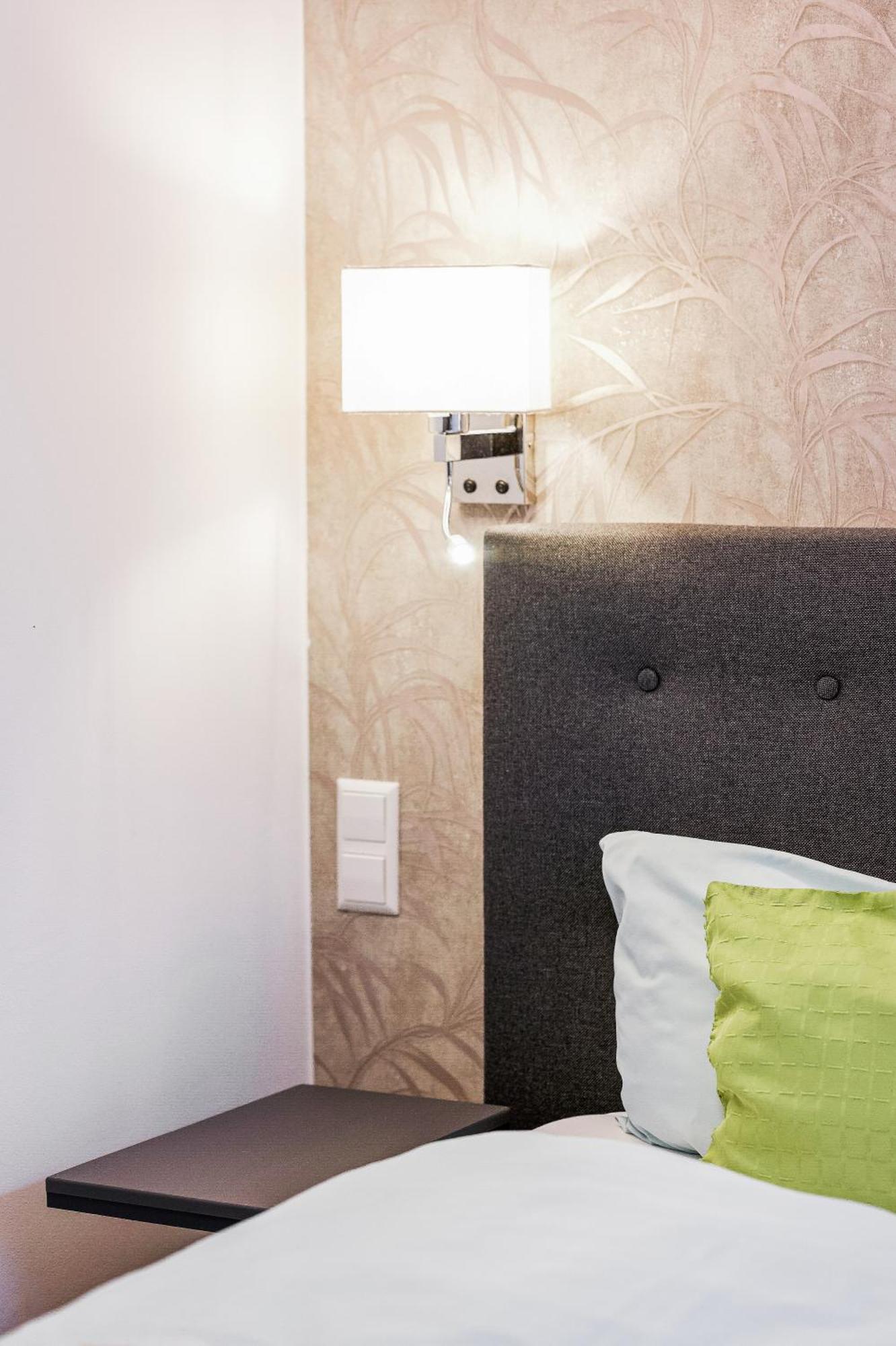 Hotel Phoenix Berghausen  Екстериор снимка